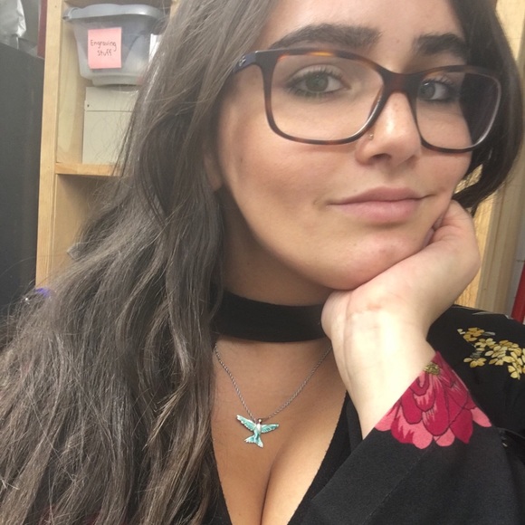 Meet your Posher, Alyssa๐ฟ๐จ๐ธ๐๐ป - Picture 4 of 6